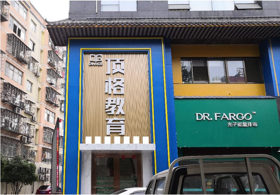 秀山门头设计要符合门店特色。