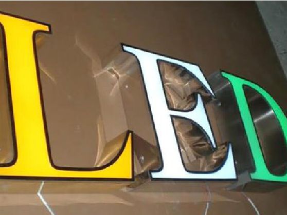 秀山介绍LED招牌的基础知识。